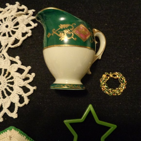 VINTAGE GREENS CREAMER, DOILYS, JEWELRY & DODADS LOT - Picture 3 of 8